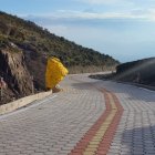 La piedra ocupa casi la mitad de un carril de la vía al volcán Cayambe.