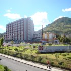 Un hombre difundió el video del robo al vehículo de un paciente, que habría ocurrido en el Hospital Enrique Garcés, sur de Quito.