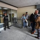 Ciudadanos venezolanos esperan información a las afueras del consulado de Venezuela, tras el anuncio del presidente Nicolás Maduro del cierre de la Embajada y consulados, en Quito (Ecuador).