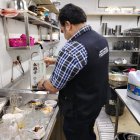 Operativo.- Un delegado de ARCSA realiza un control en un chifa en Guayaquil, la que fue clausurada por falta de higiene.