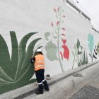 Los trabajadores comenzaron a pintar diseños de flora y fauna en la zona.