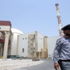 Busher. Un elemento de seguridad, atraviesa una de las áreas abiertas de la planta nuclear, en el sur del país.