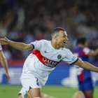 BARCELONA, 16/04/2024.- El delantero del PSG, Kilyam Mbappe, celebra uno de los goles conseguidos por el equipo parisino durante el encuentro correspondiente a la vuelta de los cuartos de final de la Liga de Campeones que FC Barcelona y PSG disputan hoy martes en el Olímpico Lluis Company, en Barcelona. EFE/Alberto Estevez.
