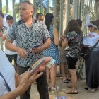 Tecnología.- Una foto referencial de ciudadanos usando celulares.