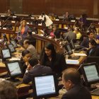 Legisladores durante un receso del Pleno, este 15 de abril. La Asamblea deberá tratar el veto parcial del Ejecutivo a las reformas a la ley de Seguridad Social