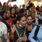 Desazón mostraron ciudadanos de Venezuela que acudieron a la embajada de ese país en Quito.