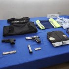 Uniformes de agentes policiales y de tránsito fueron decomisados.