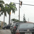 Semáforos apagados en una intersección de Lomas de Urdesa.