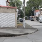 Moradores aseguran que los cortes de luz incrementan la inseguridad en el sector.