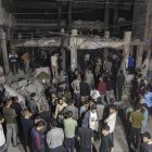 Gaza. Palestinos buscan a las víctimas entre los escombros después de que un ataque aéreo israelí en Rafah.