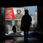 Un cartel que representa a un soldado con el lema "La victoria será nuestra" en San Petersburgo, Rusia.