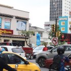 Así de congestionada ha permanecido la avenida 9 de Octubre, tras los apagones.