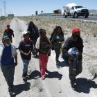 Un grupo de migrantes caminan a un costado de la carretera rumbo a la frontera con Estados Unidos, el 16 de abril de 2024, en la ciudad de Chihuahua (México).