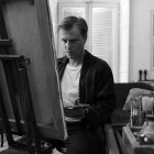 La serie se desarrolla en blanco y negro, lo que eleva el ambiente de suspenso y drama psicológico.