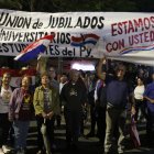 Integrantes de la Unión de Jubilados de Paraguay participan en una manifestación de estudiantes que exigen que se garanticen los recursos que financien el programa "Arancel Cero", en Asunción.