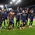 Los jugadores del Madrid celebran el pase a semifinales tras el partido de la UEFA Champions League que han jugado Manchester City y Real Madrid en Manchester, Reino Unido.
