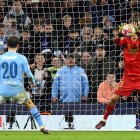 El portero del Real Madrid Andriy Lunin detiene el penalti a Bernardo Silva.