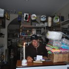 Comerciantes utilizan velas para atender a los clientes