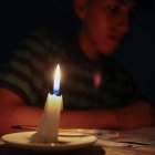 Un estudiante lee un texto a la luz de una vela este miércoles en Quito (Ecuador).