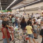 Largas filas se arman en los supermercados, ante la dificultad de hacer los pagos.