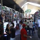 Comerciantes atienden hoy al público.