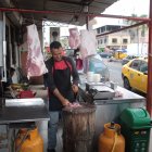 José Vera corta la carne con hacha, no puede usar la cortadora eléctrica por el apagón.