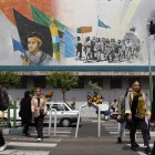 Teherán. Mujeres iraníes cubiertas con velo pasan junto a un mural del líder supremo, el ayatolá Ali Jamenei.