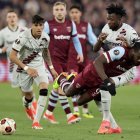 Piero Hincapié destacó en el empate de Bayer Leverkusen ante West Ham.