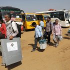 Bikaner. Funcionarios recogen las máquinas de votación electrónica.