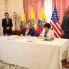 El encargado de negocios de la Embajada de EE.UU., Lawrence Petroni y la canciller Gabriela Sommerfeld.