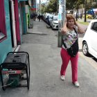 Las personas que transitan por zonas comerciales están expuestas a soportar los ruidos intensos que producen los generadores de energía. Muchos se tapan los oídos y otros prefieren cruzar de acera.