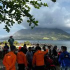 Célebes. Equipos de emergencia trabajan en la evacuación de personas.