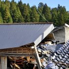 Toon. Una persona observa los daños causados por el sismo.