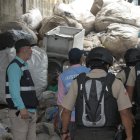 En las recicladoras de Guayaquil se hallaron textos escolares, armas blancas y mobiliario urbano de la ciudad.