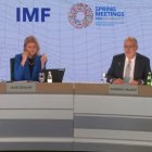 Rodrigo Valdez (derecha), director para el Hemisferio Occidental del FMI, en rueda de prensa este 19 de abril de 2024