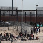 Migrantes aparecen en la frontera con Estados Unidos, este jueves en Ciudad Juárez (México).