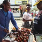 Venta. La cultura afro se resiste a excluir el chontaduro de su dieta.