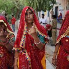 Mujeres indias muestran sus dedos con tinta tras votar en la primera fase de las elecciones generales, en la aldea de Shahpura, en las afueras de Jaipur, Rajasthan.
