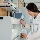 Técnicas. Los estudiantes aprenden teoría medioambiental y hacen sus prácticas en laboratorios especializados.