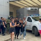 Reacciones. Familiares y allegados del alcalde Maldonado llegaron al hospital luego del lamentable hecho.