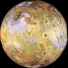Io, el cuerpo más volcánico del sistema solar, en una imagen de la nave espacial Galileo de la NASA.