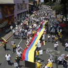 Imagen de archivo de manifestantes marchan en protesta contra el gobierno del presidente Gustavo Petro.