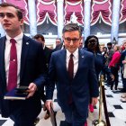 El presidente de la Cámara de Representantes de Estados Unidos, Mike Johnson (c).