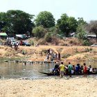 BIrmanos cruzan el río Moei en la frontera entre Birmania y Tailandia para huir de los enfrentamientos entre las fuerzas pro y anti junta militar.