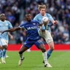 London (United Kingdom), 20/04/2024.- Kevin De Bruyne of Manchester City (R) in action against Moises Caicedo of Chelsea during the FA Cup semi-final soccer match of Manchester City against Chelsea FC, in London, Britain, 20 April 2024. (Reino Unido, Londres) EFE/EPA/NEIL HALL EDITORIAL USE ONLY. No use with unauthorized audio, video, data, fixture lists, club/league logos, "live" services or NFTs. Online in-match use limited to 120 images, no video emulation. No use in betting, games or single club/league/player publications.