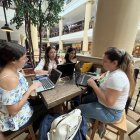 Labores. Decenas de personas han cambiado las oficinas por cafeterías, ante los cortes.