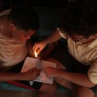 Ocio. Algunas familias aprovechan para disfrutar de juego de mesas a la luz de las velas.