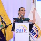 Diana Atamaint, presidenta del CNE, inauguró la jornada electoral de este 21 de abril.