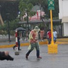 Los electores se acercaron a votar en medio de la lluvia de Guayaquil