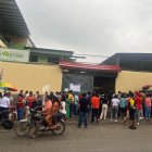 Se registran largas filas en algunos recintos electorales de Guayaquil.